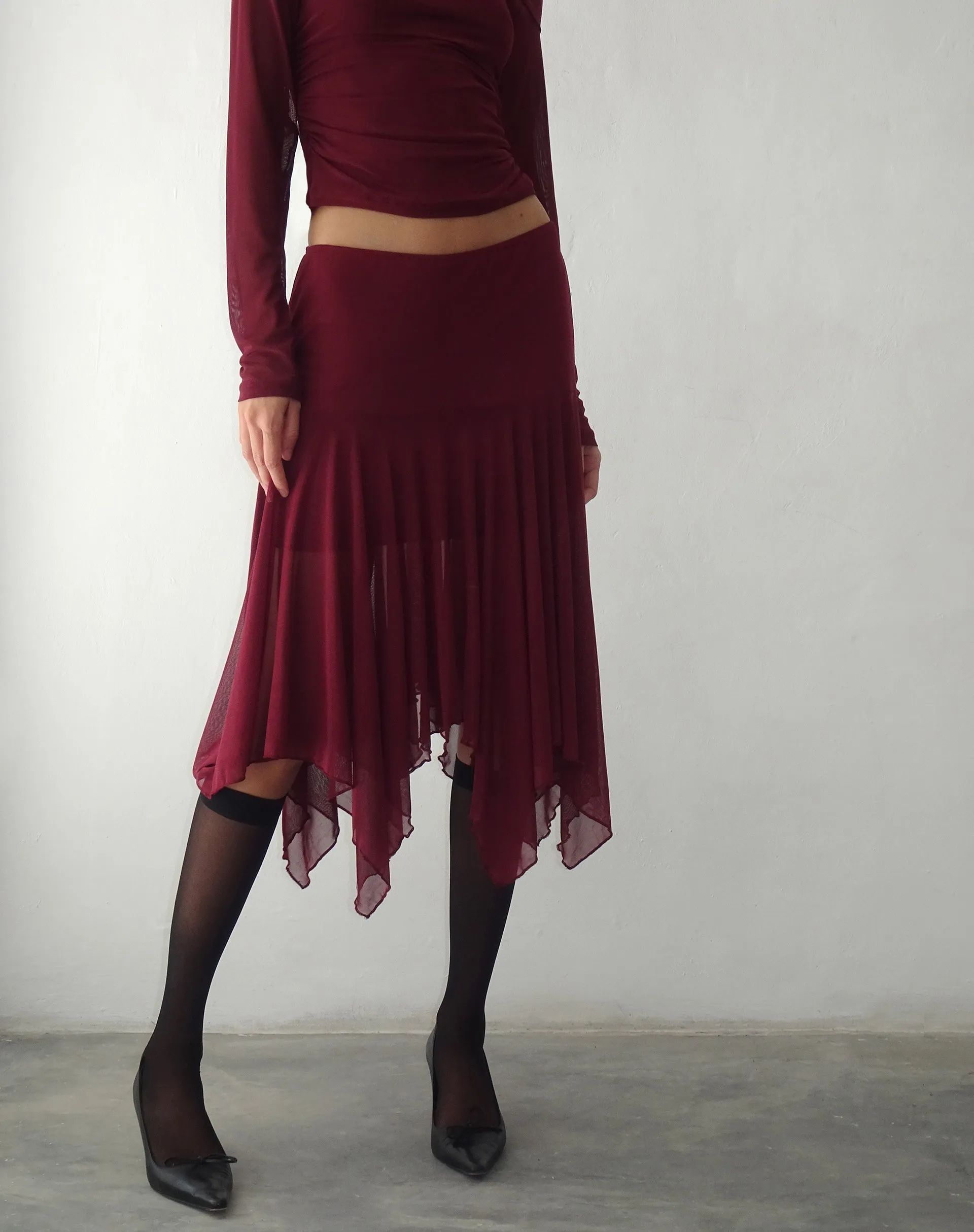 Jovali Low Waist Midi Skirt in Mesh Maroon